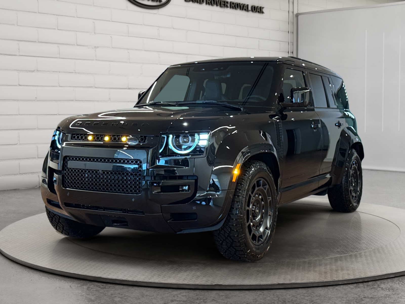 2026 Land Rover Defender 110 P635 OCTA Black AWD