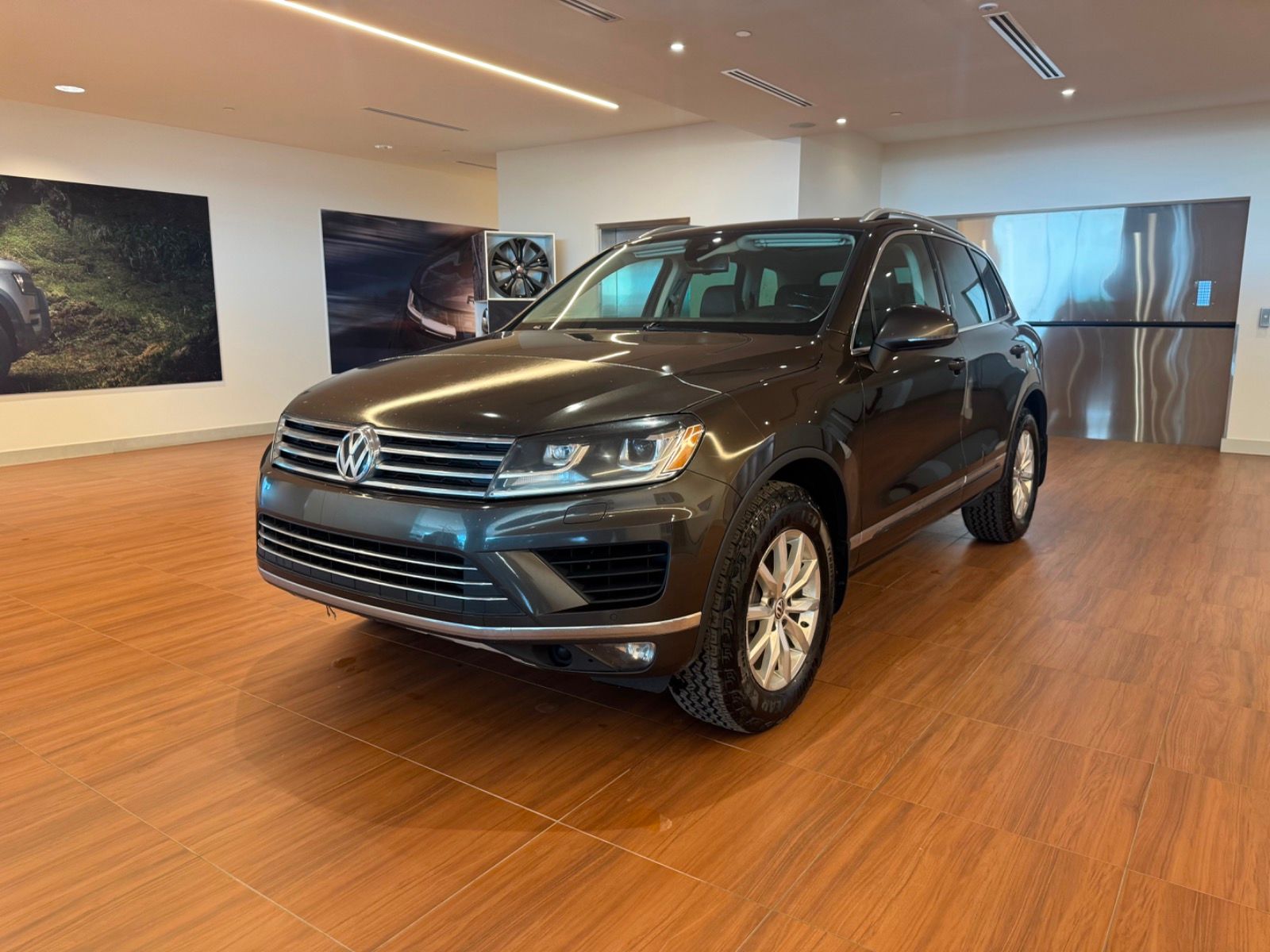  2016 Volkswagen Touareg SUV / Crossover  8-Speed Automatic