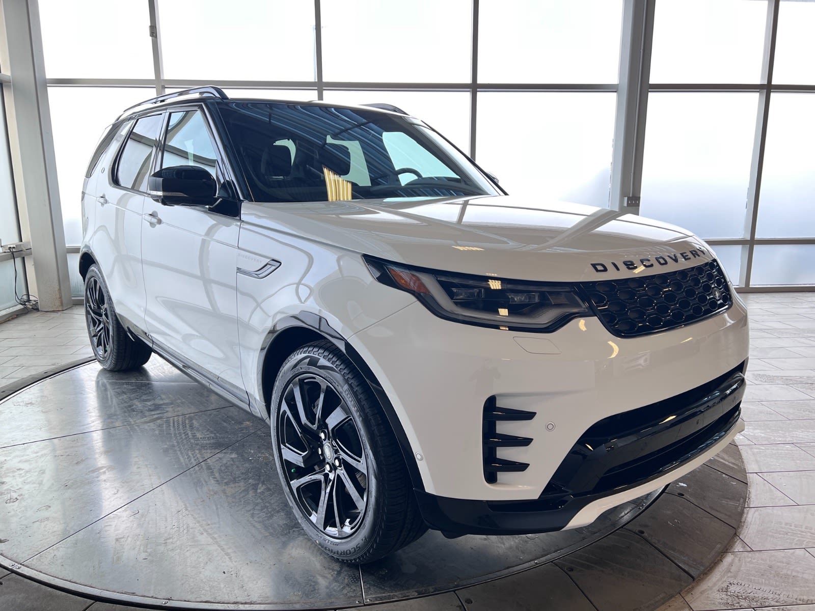 2024 Land Rover Discovery Dynamic SE Edmonton Motor Dealer