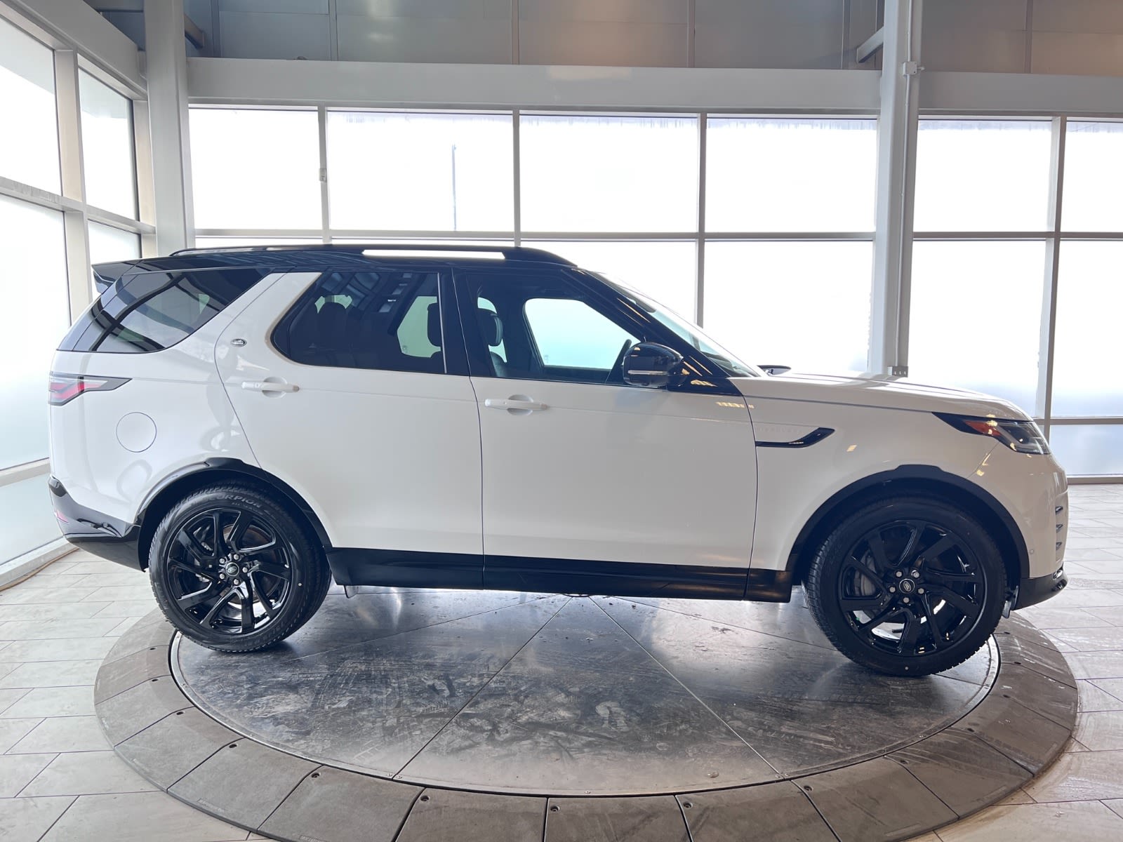2024 Land Rover Discovery Dynamic SE Edmonton Motor Dealer