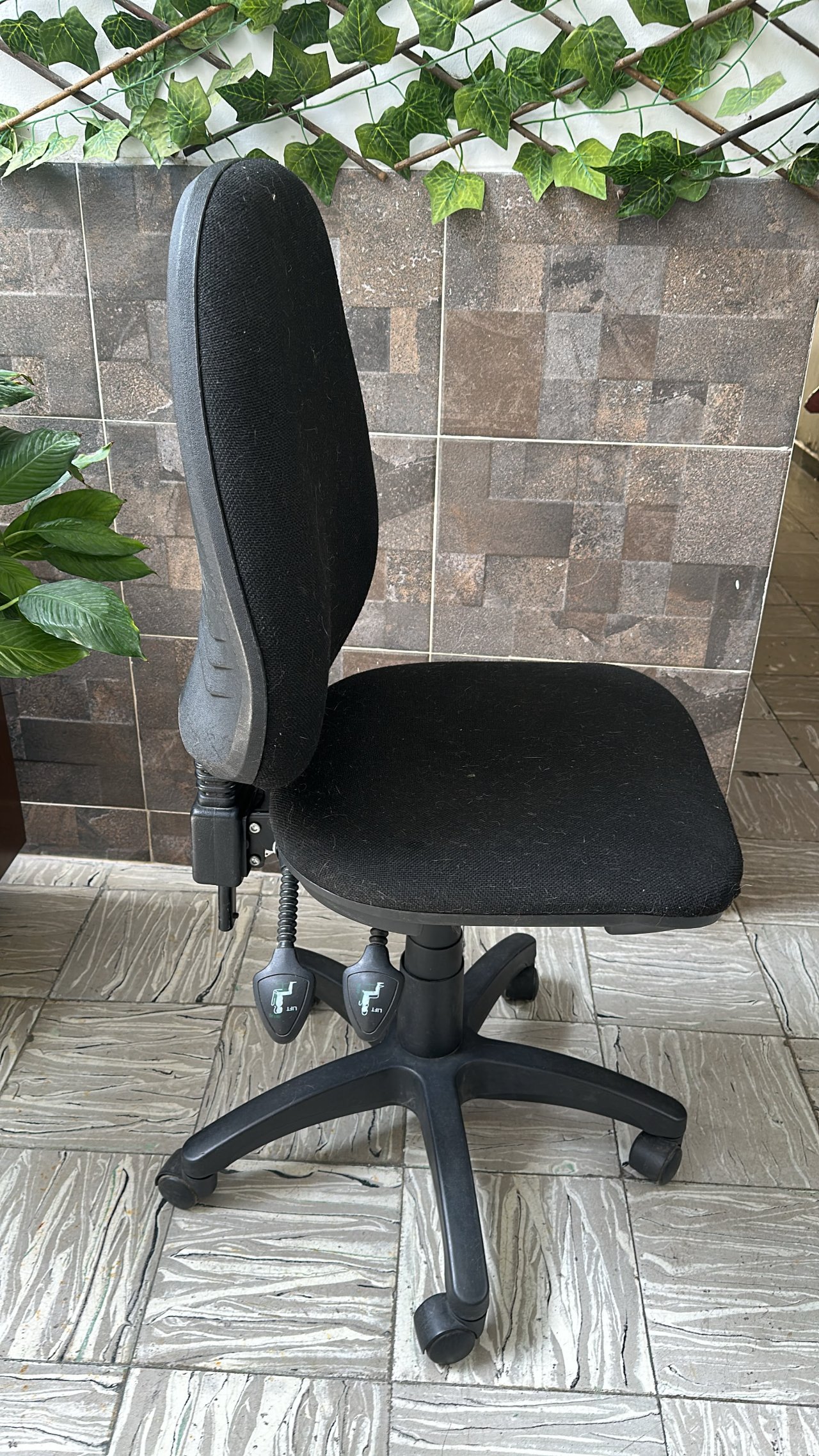 Se vendiendo una silla de oficina es negra