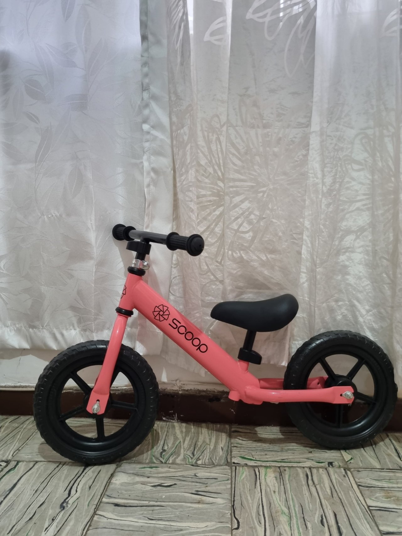 Se vende una bicicleta pequeña de niña