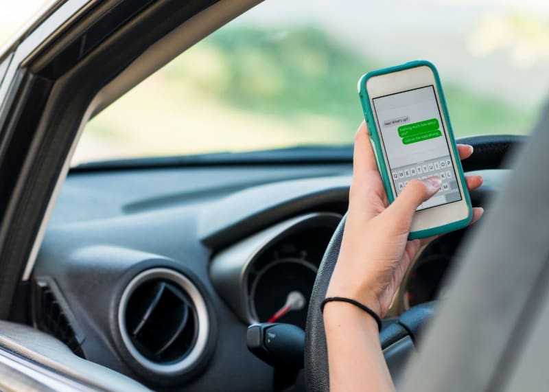 Everything You Need to Know About Distracted Driving in Illinois