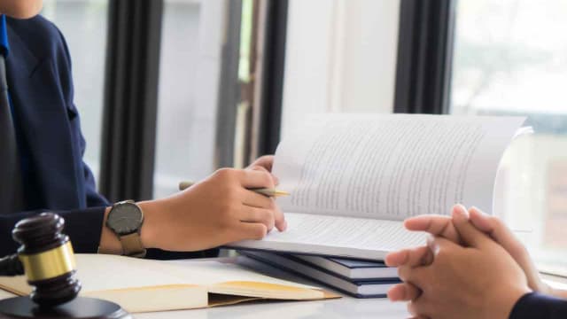 a man meeting with a DUI attorney