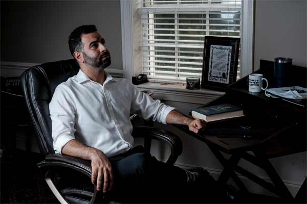 El abogado de delitos menores de DUI de Greenville, Adam Touma, en la oficina