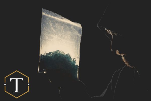 una persona sosteniendo una bolsa de metanfetamina