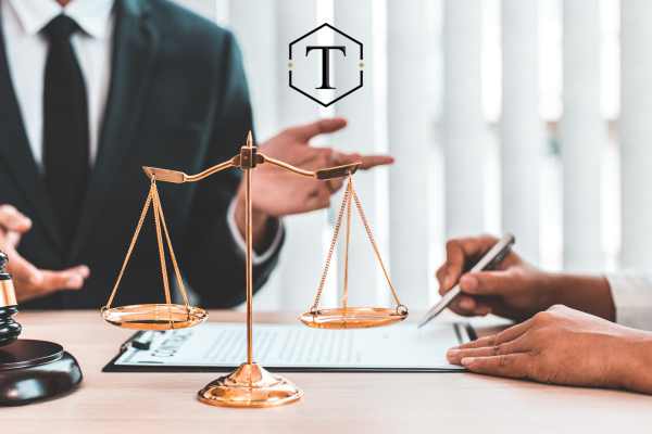 Dos abogados examinando un cargo federal que enfrenta un cliente.