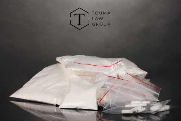 una gran cantidad de drogas en bolsas sobre una mesa