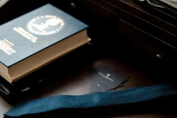libros y una corbata en un escritorio