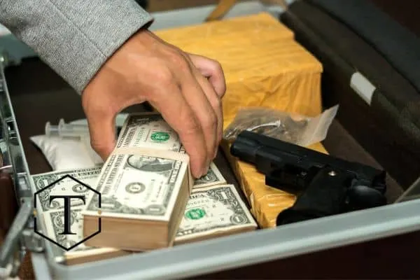 Se trafica con drogas, dinero y un arma.