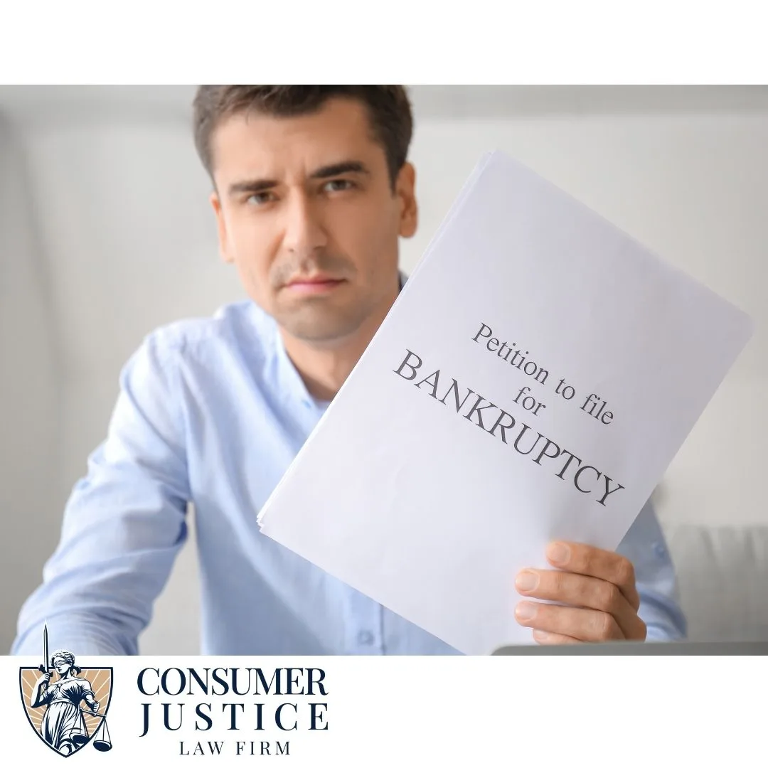 Un hombre se declara en quiebra y sabe que puede luchar contra antigua bancarrota en un informe crediticio.