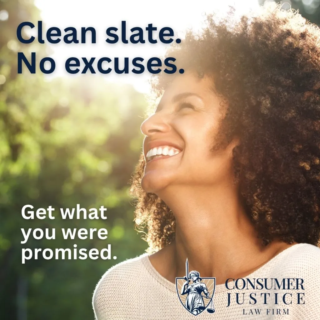 Una mujer celebra la eliminación de una antigua bancarrota en un informe crediticio.