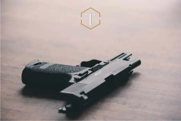 una pistola sobre un escritorio de madera