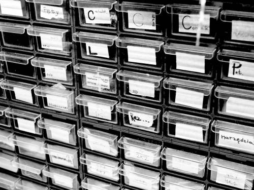 Quelle est l'importance de la GMAO pour la gestion des stocks de pièces dans une entreprise ?