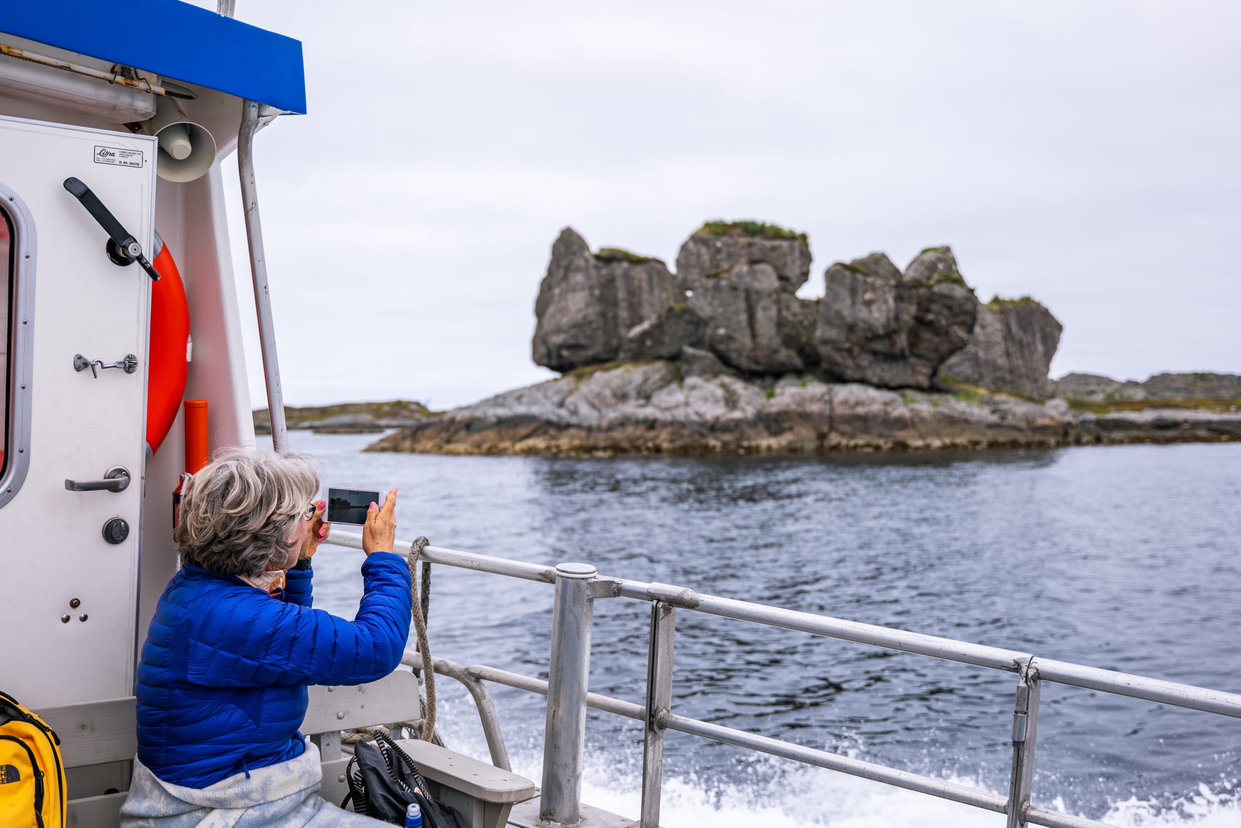 Woman photographing the Lågøystolane