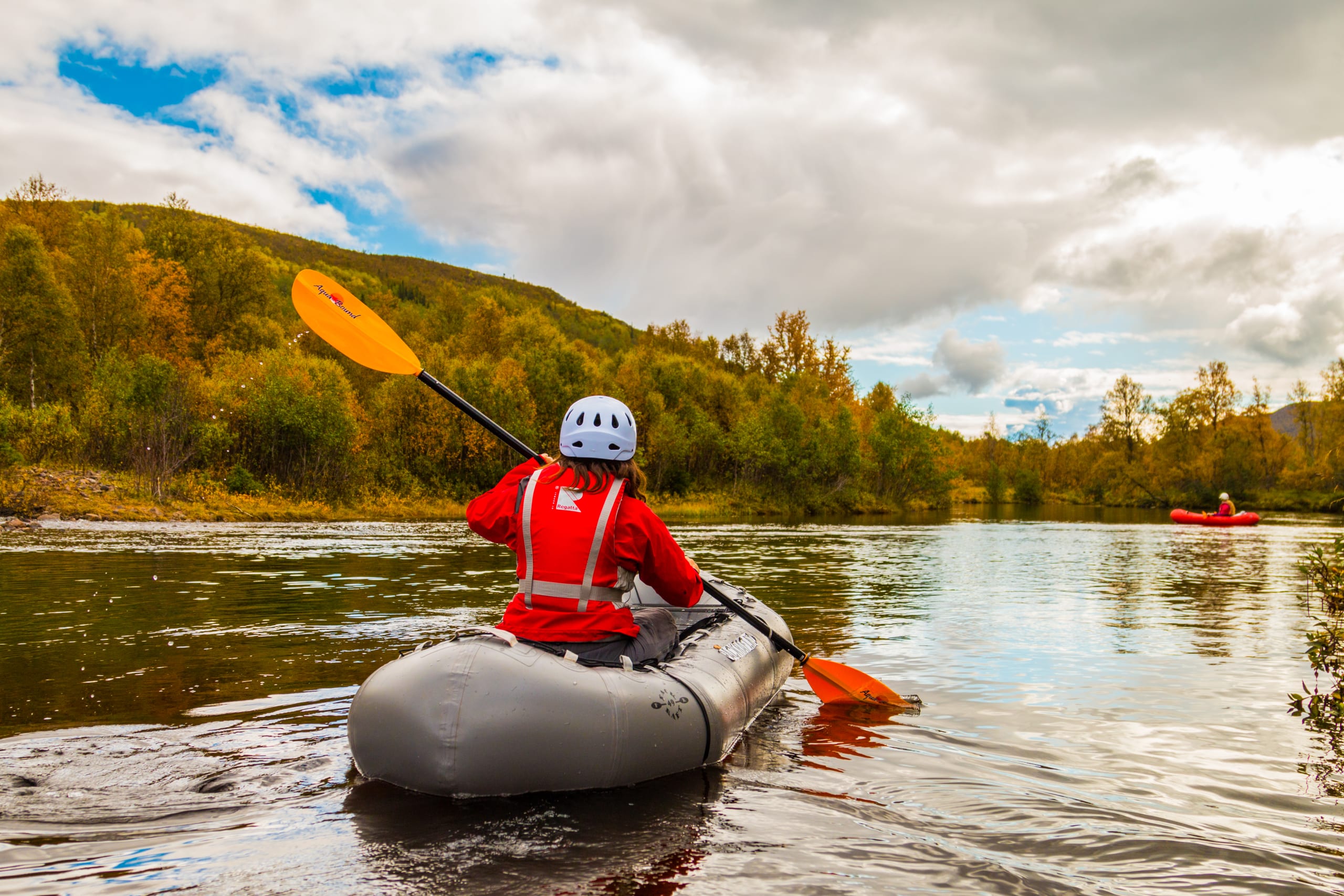 Girls river rafting at Beitostølen