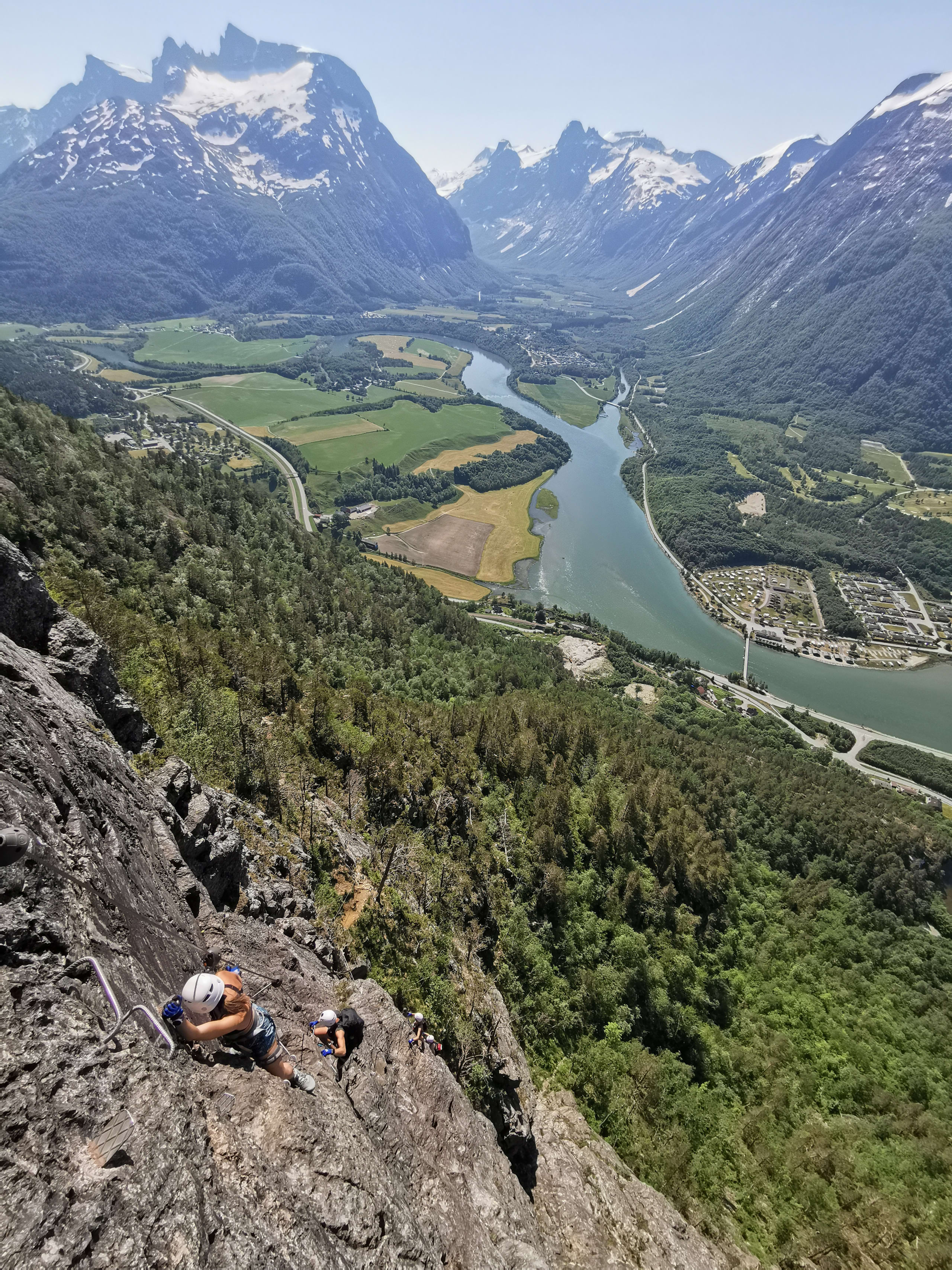 Climbers going up Romsdalsstigen