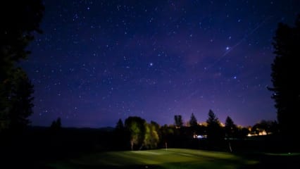  14. Nachtgolf 

Egal ob mit Flutlicht ausgeleuchtet, mit Knicklichtern beladen oder im blassen Mondschein - nachts zu  Golfen ist ein Erlebnis. Die Bälle sind nicht jedermanns Sache, aber jeder sollte es zumindest einmal ausprobiert haben. Vielleicht ja im Zuge eines ... (Foto: flickr)