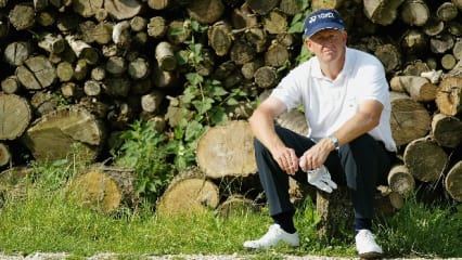 Colin Montgomerie wartet auf einigen Holzstämmen (Foto: Getty)