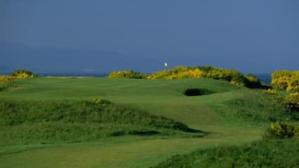 Loch 2, „Ord“, 141 Meter, Par 3 Royal Dornoch ist ein Platz, der hundertprozentige Schläge verlangt. Nicht schiere Länge, sondern Präzision und Strategie sind gefordert, um das Geläuf ohne größeren Frust zu bewältigen. Die relative Kürze von 6.265 Yards von Gelb täuscht über die Biestigkeit des Par-70-Ensembles, erst recht bei Wind. Man beachte das Plateau-Grün. (Text: Michael F. Basche, Foto: Getty)