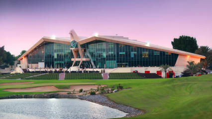 Das dreigeschossiges Clubhaus des 'Abu Dhabi Golf Clubs‘ in Form eines Falken gehört weltweit zu den spektakulärsten seiner Art. Zwischen seinen Fängen hält er einen Golfball und überblickt den gesamten Platz. Der Abu Dhabi Golf Club ist Ausrichter der jährlich im Januar stattfindenden 'Abu Dhabi HSBC Championship‘, die Teil der European Tour und der Rolex Series ist (Foto: Abu Dhabi Golf Club)