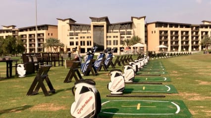 'The Westin Abu Dhabi Golf Resort & Spa' schließt direkt an das Clubhaus des 'Abu Dhabi Golf Clubs' an. Von der Rückseite des Hotels blickt man von einem Teil seiner Zimmer direkt auf die imposante Driving Range (Foto: Jürgen Linnenbürger)