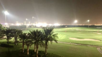 Blick vom Hotel-Zimmer des 'The Westin Abu Dhabi Golf Resort & Spa' auf die vor dem Hotel befindliche riesige Driving Range und den im Hintergrund liegenden beleuchteten 9-Loch Garden Course des 'Abu Dhabi Golf Clubs' (Foto: Jürgen Linnenbürger)