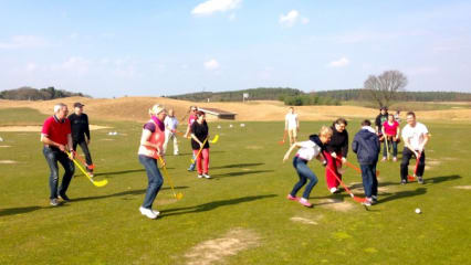 Anschließend wird sich bei einer Runde Soft-Hockey ganz unkonventionell aufgewärmt. Schon hier tritt der Spaß in den Vordergrund... (Foto: Michael F. Basche)