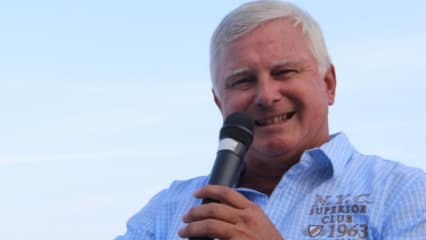 Golfcoach Frank AdamowiczFrank Adamowicz wäre wahrscheinlich Entertainer, wenn er nicht Golflehrer geworden wäre. So vereint er seine Alleinunterhalterqualitäten mit seiner golferischen Expertise. Und das kommt gut an. Hauptberuflich ist Adamowicz im Golf Club St. Leo-Rot tätig. Nebenbei ist der Europeameister (als Trainer) von 2006 auch Experte bei Golf Post, gibt Trainingstipps und ist jeden Montag im Golf Post Talk zu sehen. Den Golfers Gipfel betreut er bereits seit 2015.(Foto: Golf Post)