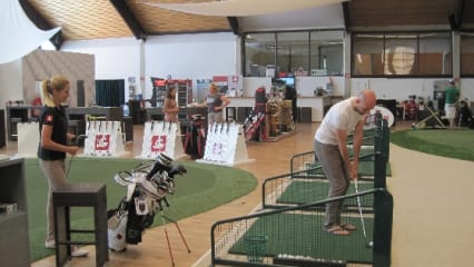 Zum Aufwärmen erstmal ein kleiner Chip-Wettbewerb. (Foto: Golf Post)