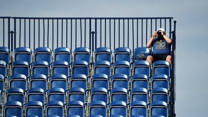 Die besten Bilder vom Finale der Open Championship 2018 Der frühe Vogel fängt bekanntlich den Wurm. Dies dachte sich am Finaltag der Open Championship 2018 wohl auch dieser Zuschauer, der sich den Platz an der Sonne auf der Tribüne an Loch 18 sicherte. (Foto: Getty)