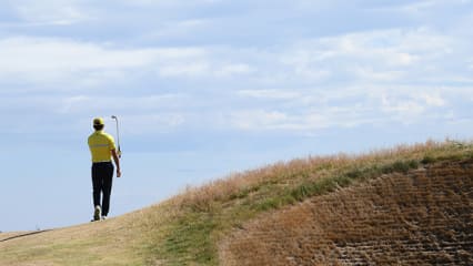 Die besten Bilder vom Finale der Open Championship 2018 Es haucht ein wenig wie ein Mondkrater an, doch Rafa Cabrera-Bello steht tatsächlich neben einem der zahlreichen Topfbunker in Carnoustie. (Foto: Getty)