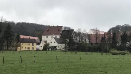 Geburtsort: Anhausen In dem beschaulichen Ort Anhausen in Bayern wurde Bernhard Langer 1957 geboren. Mit nur 1.300 Einwohnern ist es heute noch ein idyllischer Ort, auch wenn er inzwischen doppelt so viele Einwohner hat wie zu Jugendzeiten Langers. (Foto: Twitter@beobachter5081)