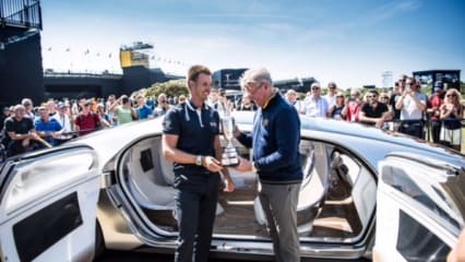 Übergabe des Claret Jug am Luxusautomobil In einer Luxuskarosserie von Mercedes wurde der Schwede Henrik Stenson abgeholt, um den Claret Jug, welchen er nun ein Jahr bestaunen durfte, zu übergeben. Der "Wanderpokal" wird am Ende jeder Open Championship an den Sieger weitergegeben. (Foto: twitter@GolfMonthly)