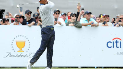 Tiger Woods - Presidents Cup Mit drei Siegen in drei Matches und als Kapitän des amerikanischen Teams beim Presidents Cup 2019 gehörte Tiger Woods mit zu den wichtigsten Säulen beim Triumph. Wir haben einen Blick ins das Bag des 43-Jährigen geworfen.    Equipment Modell   Ball Bridgestone, Tour B XS   Driver TaylorMade, M5 (9°)   Holz 3 TaylorMade, M5 (15°)   Holz 5 TaylorMade, M3 (19°)   Eisen 3-PW TaylorMade, P7TW   Sand Wedge  TaylorMade, Milled Grind 2  (56°)   Lob Wedge  TaylorMade, Milled Grind 2 (60°)   Putter  Scotty Cameron, Newport 2 GSS    (Foto: Getty)