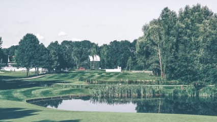 Vorbereitungen abgeschlossenDer Championship Course des GC München Eichenried wurde rundum erneuert. Alle 18 Grüns wurden renoviert. Unter anderem sind neue Zuschauerhügel entstanden. Bahn 3 erhielt ein neues Tee und verlängerte sich von 409 auf 441 Meter. Die Spielbahn 6 hat einen neuen Fairwaybunker in der Drivelandezone erhalten. (Foto: BMW)