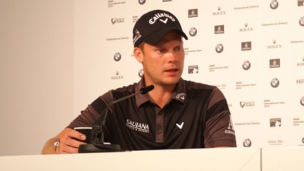 Masters Champion Danny Willett: "Schön, wieder hier zu sein" Danny Willett, der im Gut Lärchenhof bei der BMW International Open 2012 seinen ersten Sieg auf der European Tour feierte, freut sich sehr, wieder am Ort seines ersten Erfolges zu sein. Spätestens seit seinem ersten Majorsieg hat sich für den Engländer aber einiges geändert: "Die Erwartungen sind höher, aber ich versuche, meine eigenen Erwartungen an mich nicht zu verändern", sagte der 28-Jährige vor Turnierstart. Bei seiner Ankunft in Düsseldorf gab es für Willett eine kleine Überraschung. Zufällig traf der glühende Fan vom Liverpool FC den Trainer der "Reds", Jürgen Klopp am Flughafen: „Er ist mit seiner Familie in den Urlaub geflogen, ich kam gerade in Düsseldorf an. Ich war in diesem Jahr schon einige Male an der Anfield Road. Ihn jetzt persönlich zu treffen und ein bisschen zu reden, hat Spaß gemacht. Er ist eine inspirierende Persönlichkeit. Wir haben nur über Fußball geredet. Hoffentlich bringt er die Mannschaft in der nächsten Saison noch weiter nach vorn.“ Falls Klopp tatsächlich als Unterstützer des europäischen Ryder Cup Teams angeheuert wird, dürfte sich das nächste Gespräche dann wohl um den kleineren Ball drehen. Für den Jack-Nicklaus-Kurs der BMW International Open holte sich Willett noch Tipps vom Designer persönlich. Der hatte allerdings nicht viel mehr als den Ratschlag: 'Bleib auf dem Fairway'", scherzte der fünfmalige European-Tour-Sieger. (Text: Tobias Hennig) (Foto: Golf Post)