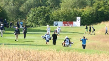 Zu früher Stunde hatten die drei mit ihren Caddies noch ein wenig Ruhe, bevor sie immer mehr Fans über den Platz begleiteten. (Foto: Golf Post)