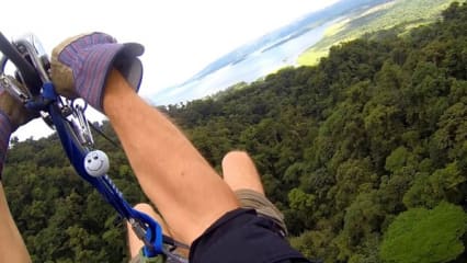 BoB Zip lining in Costa Rica Ein Golfball mit Höhenangst? Tja, das gibt's tatsächlich. BoB ist nicht gerade der Tapferste, wenn es um luftige Höhen geht, aber eine 700 Meter lange Zip line in Costa Rica wollte er dann doch ausprobieren (trotz der 300 Meter Höhe). Also ran an den Karabiner und ab geht die Post! Ihm war zum Schluss zwar schlecht, aber er hat's überlebt. (Foto: BoB)