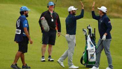 High Five, Adam Hadwin Adam Hadwin und sein Flightpartner zeigen deutlich, das auf dem Golfplatz das Miteinander vor dem Gegeneinander steht.(Foto: Getty)