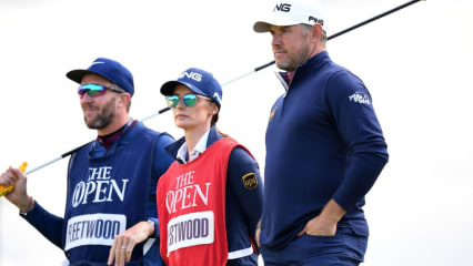 Hühner auf der Stange Lee Westwood, seine Freundln (gleichzeitig auch sein Caddie) und der Caddie seines Flightpartners beobachten Tommy Fleetwod. (Foto: Getty)