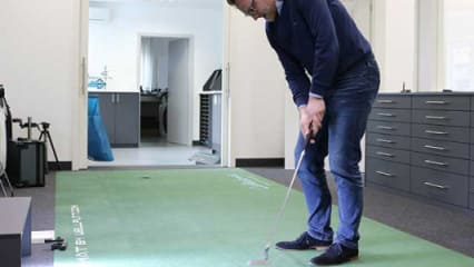 Golf Post CEO im Selbstversuch Auch Matthias Gräf, Golf Post CEO, ließ es sich nicht nehemen, der Einladung von Caledonia zu folgen und seine Putt-Fähigkeiten einmal auf Herz und Nieren überprüfen zu lassen.(Foto: Golf Post)