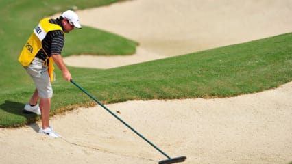 Ab in den Bunker Craig tut alles, damit sein Pro erfolgreich ist. Auch beim Kehren. (Foto: Getty)