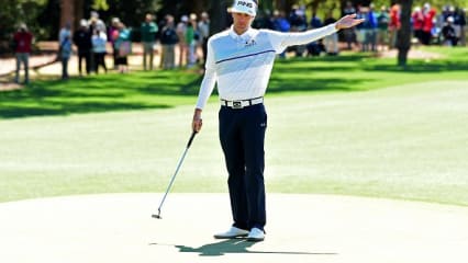 Bubba Watson mit bunten Scorekarten Der Amerikaner hatte kaum Höhepunkte in seinen zwei gespielten Runden. Lediglich ein einziges Birdie auf beiden Runden konnte er auf seiner Scorekarte notieren. Mit insgesamt 17 gespielten Bogeys machte Watson dem Teilnehmerfeld keine Konkurrenz und schied in Augusta aus. (Quelle: Getty)