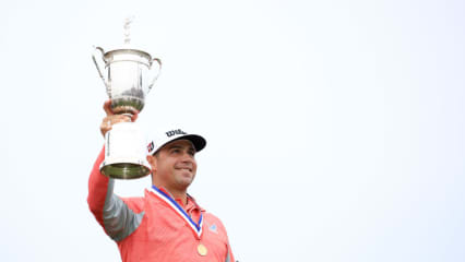 Gary Woodland reckt den Pokal in die Höhe, der verdiente Preis für seine konstante Leistung der letzten vier Tage und der Höhepunkt seiner Karriere. 