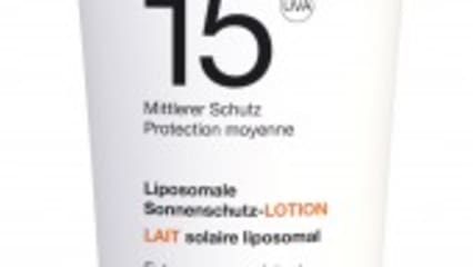 Für die schattigeren Momente und die unempfindlichen gibt es die Daylong-Lotion schon mit Lichtschutzfaktor (LSF) 15. (Foto: Daylong)