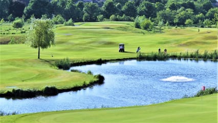 Beim Kölner Golfclub finden Sie Obstbäume statt Zäune und großzügig angelegte Wasserflächen.(Foto: Kölner GC)