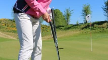 Die Ansprechposition
Stellen Sie das Eisen so steil wie der Putter steht, dadurch steht der Schläger auf der Spitze. (Foto: Dirk Proske)