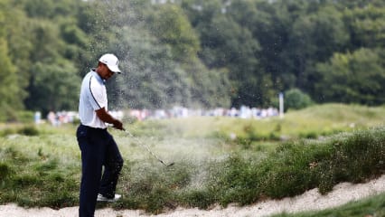 Bis jetzt eher im Mittelfeld des Leaderboards: Weltranglistenerster Tiger Woods im Bunker bei der Deutsche Bank Championship 
(Foto: Getty Images)