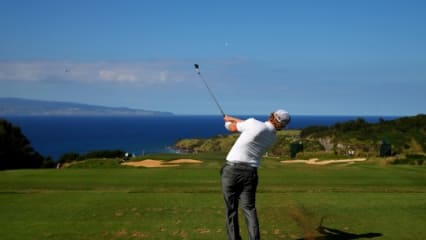 #10: Plantation Course, Kapalua Golf
Der Plantation Course auf der hawaiianischen Insel Maui ist der einzige Par-73-Platz auf der PGA Tour. Alljährlich wird hier das Hyundai Tournament of Champions ausgetragen, bei dem die Turniersieger des Vorjahres gegeneinander antreten.  Bei den Tour-Pros erntet der Platz keine Lorbeeren: Wegen der starken Höhenunterschiede sei es "unmöglich, den Platz zu laufen". Aber nicht nur die bergige Landschaft mache den Profis hier zu schaffen. "Es dreht sich alles um den Wind." Insgesamt konstatieren die Spieler: "Ein wirklich gut designter Platz auf einem schrecklichen Stück Land." Am Architekten hat's wohl nicht gelegen: "Kein Architekt der Welt hätte daraus etwas zaubern können", so ein anonymer Profi. (Foto: Getty)